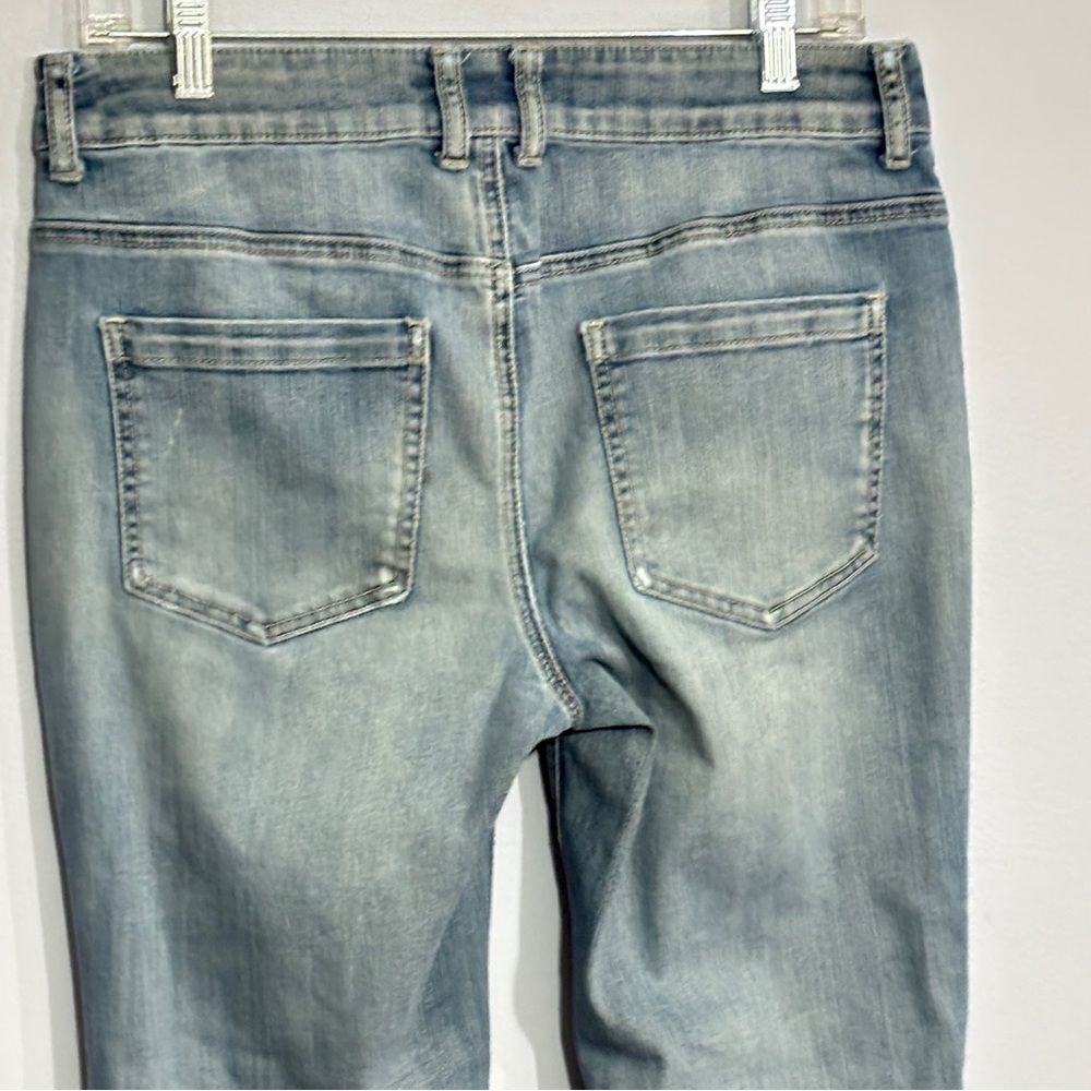 Chico’s Platinum Ultimate fit Tapered Distressed 0.5 Stretch Denim Blue Jeans - Picture 6 of 14